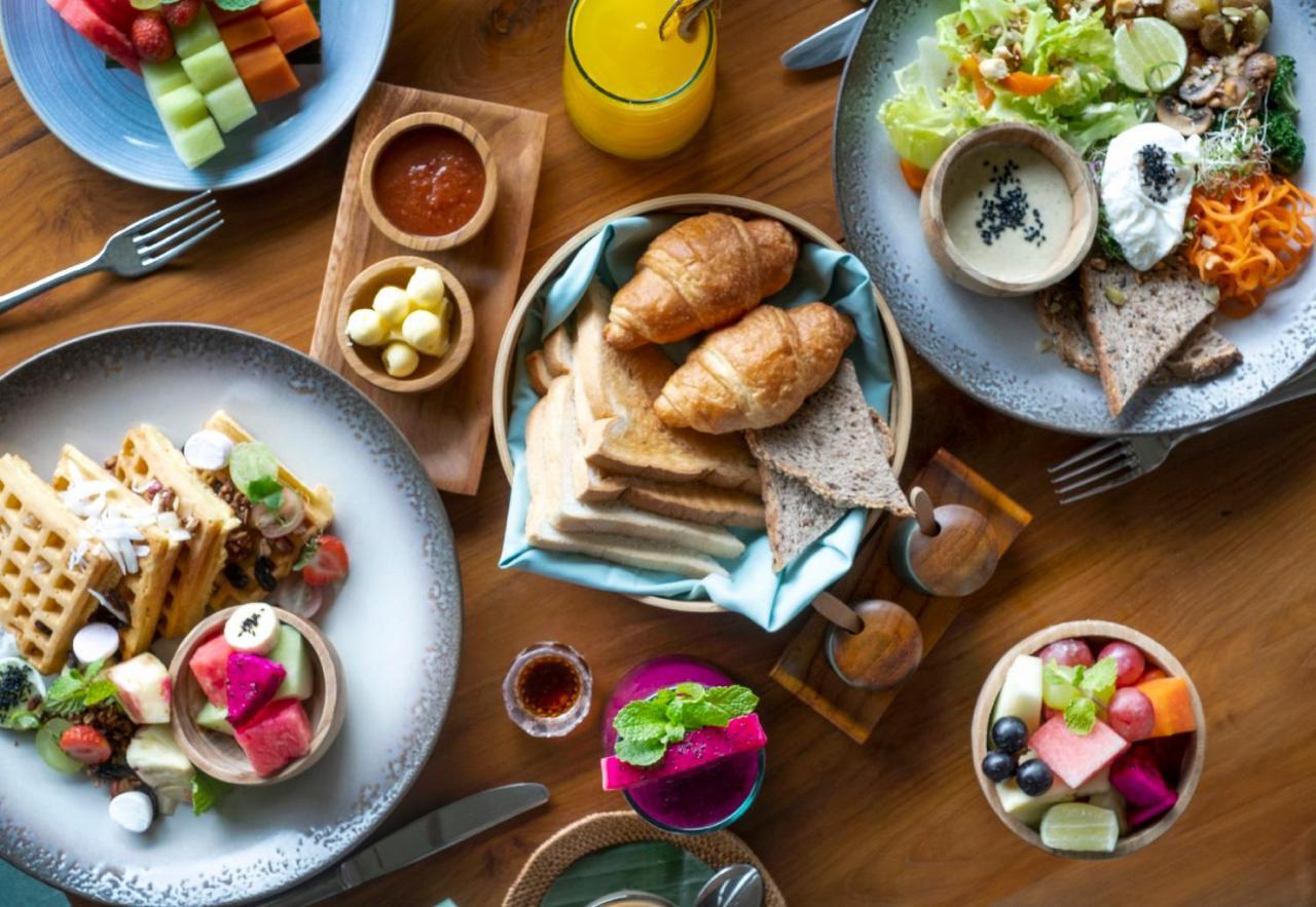 فندق Adiwana Suweta أوبود المظهر الخارجي الصورة A selection of dishes at the restaurant