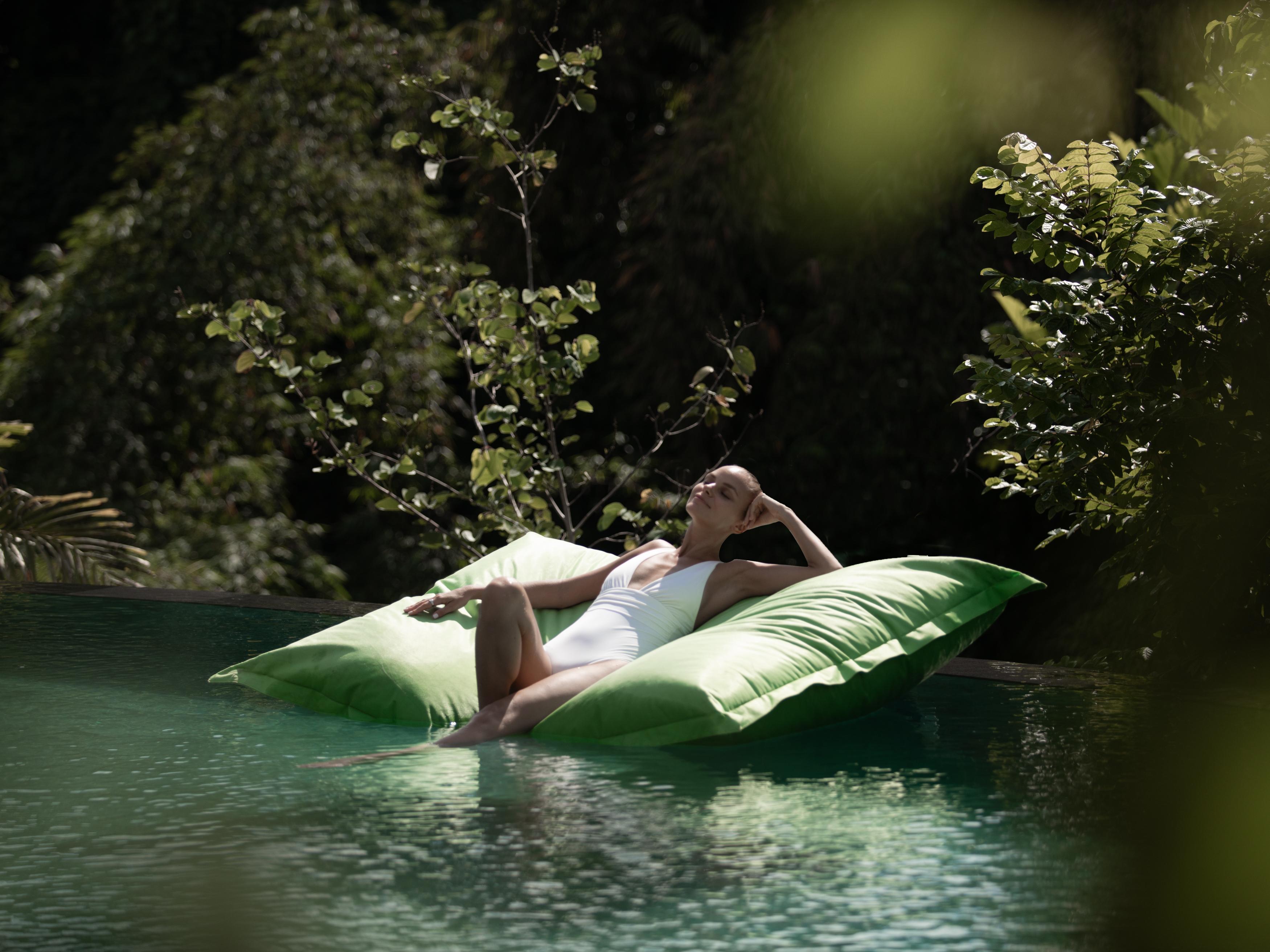 فندق Adiwana Suweta أوبود المظهر الخارجي الصورة A woman relaxing on a floating bag