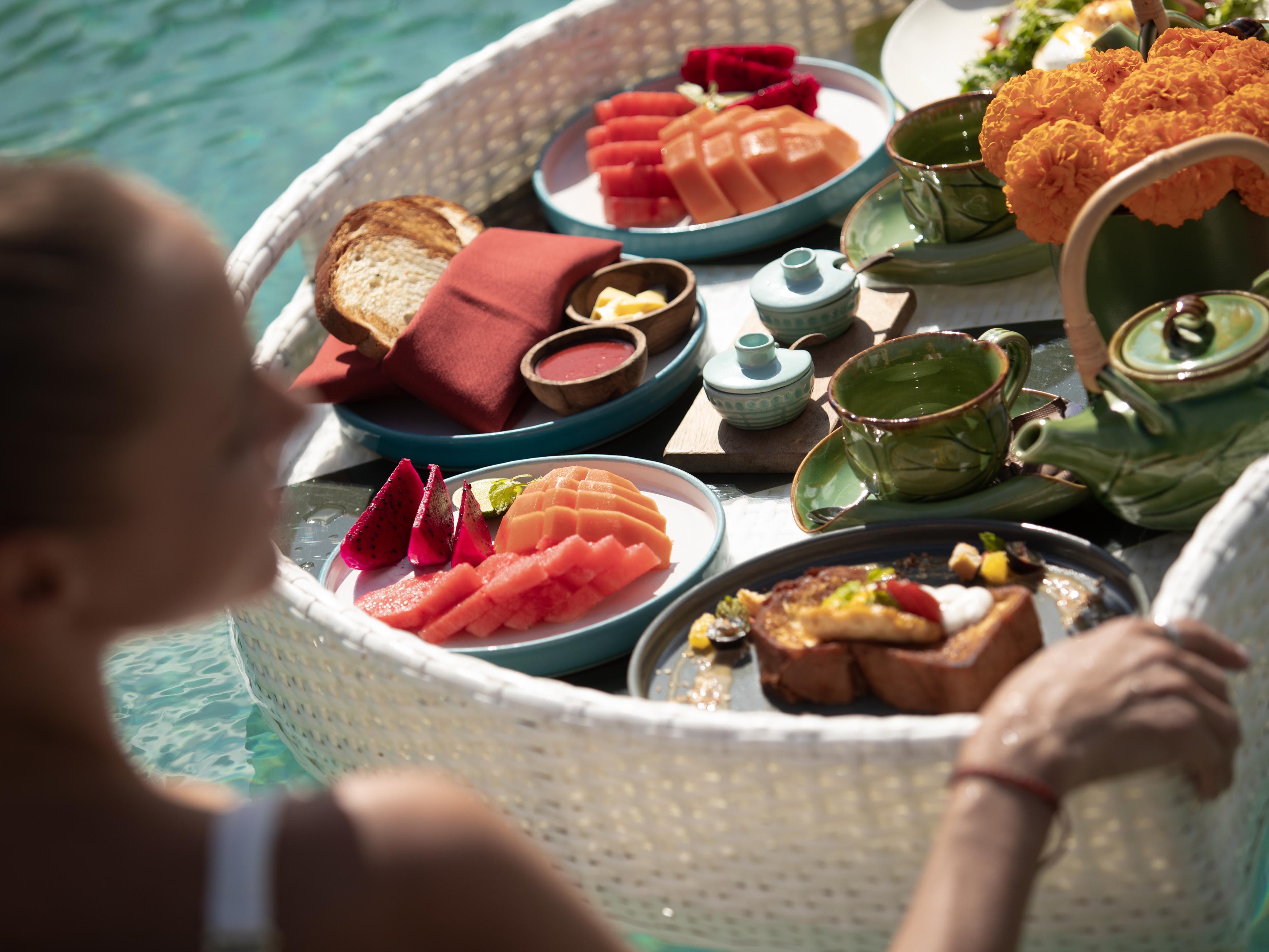 فندق Adiwana Suweta أوبود المظهر الخارجي الصورة A floating breakfast at Alila Villas Uluwatu