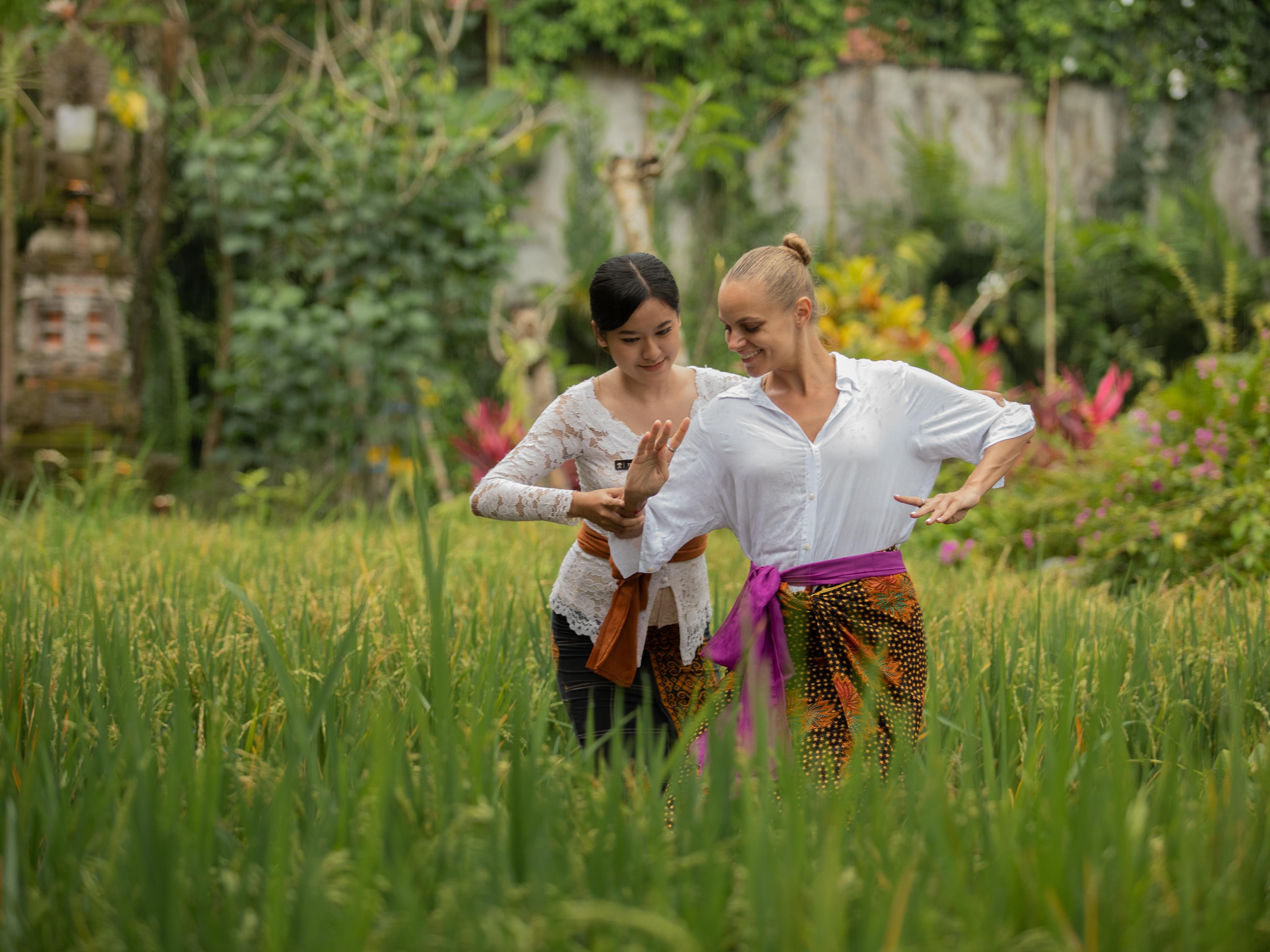 فندق Adiwana Suweta أوبود المظهر الخارجي الصورة A couple dancing Kebyar duduk
