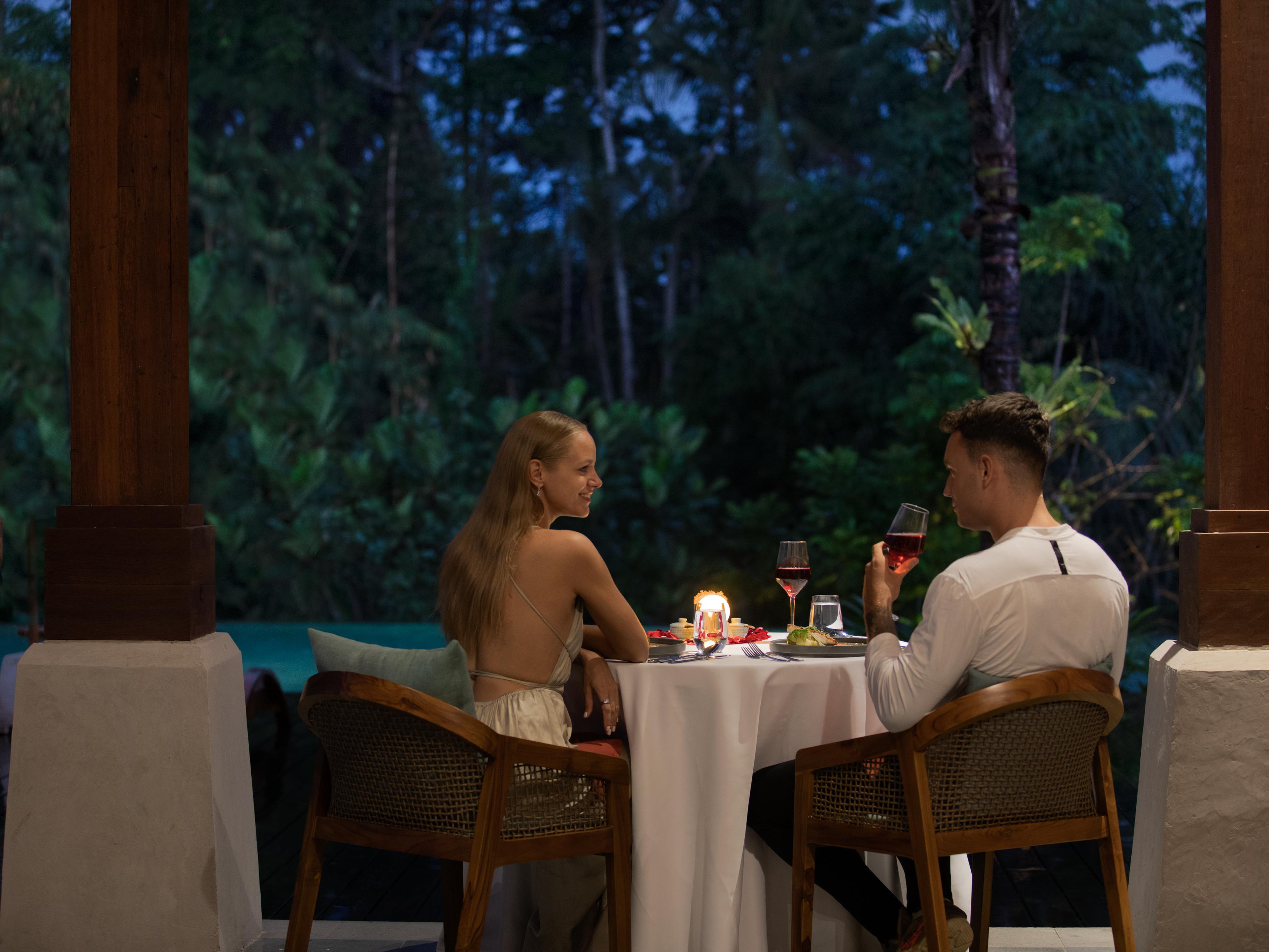 فندق Adiwana Suweta أوبود المظهر الخارجي الصورة A couple dining at a resort in Bali, Indonesia