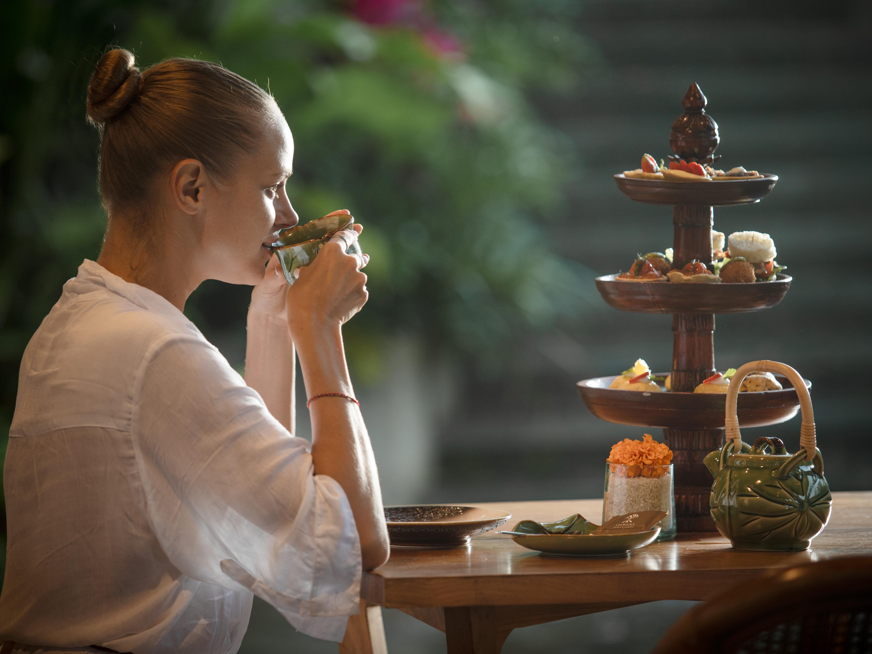 فندق Adiwana Suweta أوبود المظهر الخارجي الصورة A woman drinking Thai tea