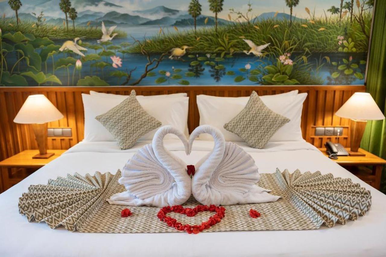 فندق Adiwana Suweta أوبود المظهر الخارجي الصورة A bed with a towel swan