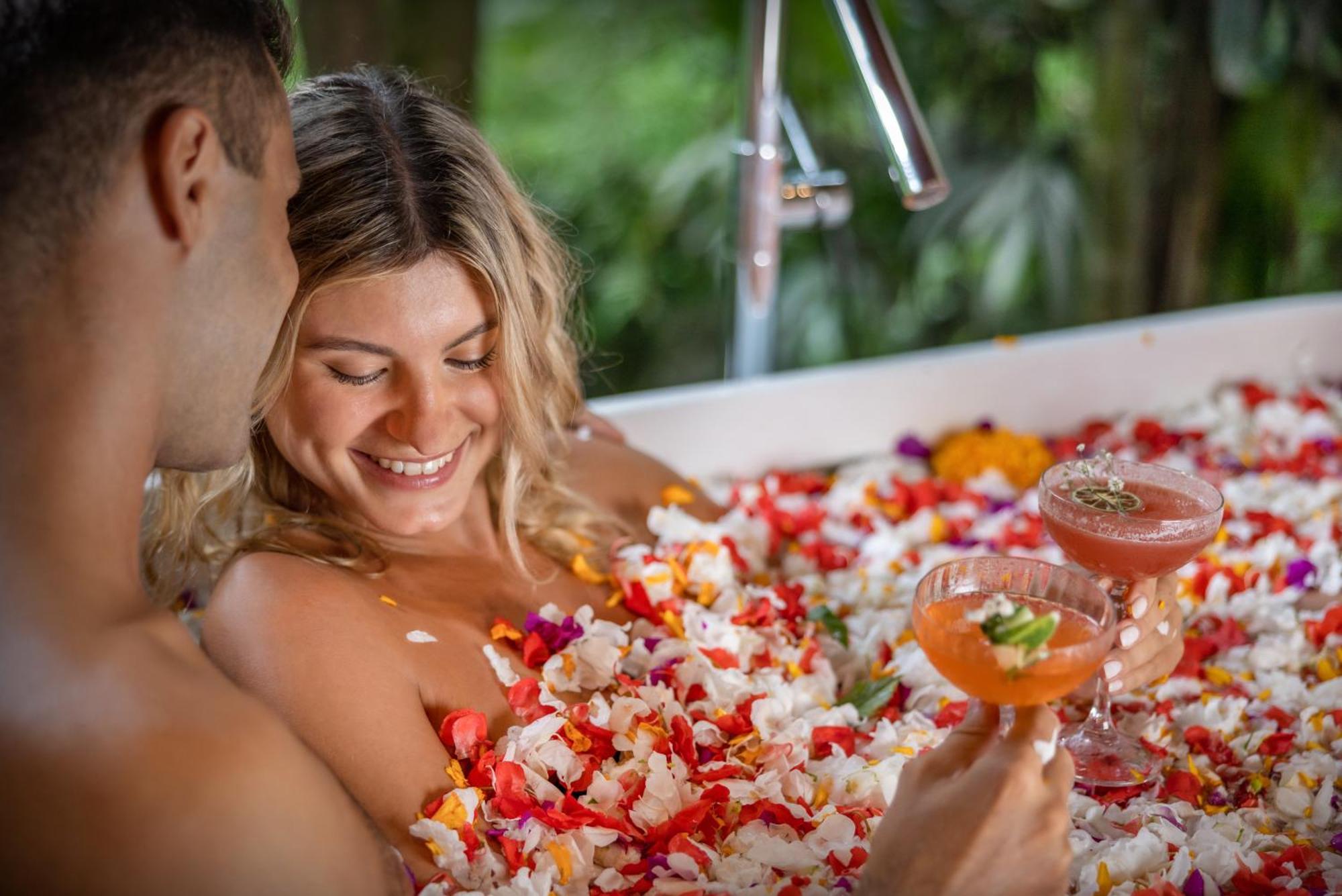 فندق Adiwana Suweta أوبود المظهر الخارجي الصورة A couple in a flower bath