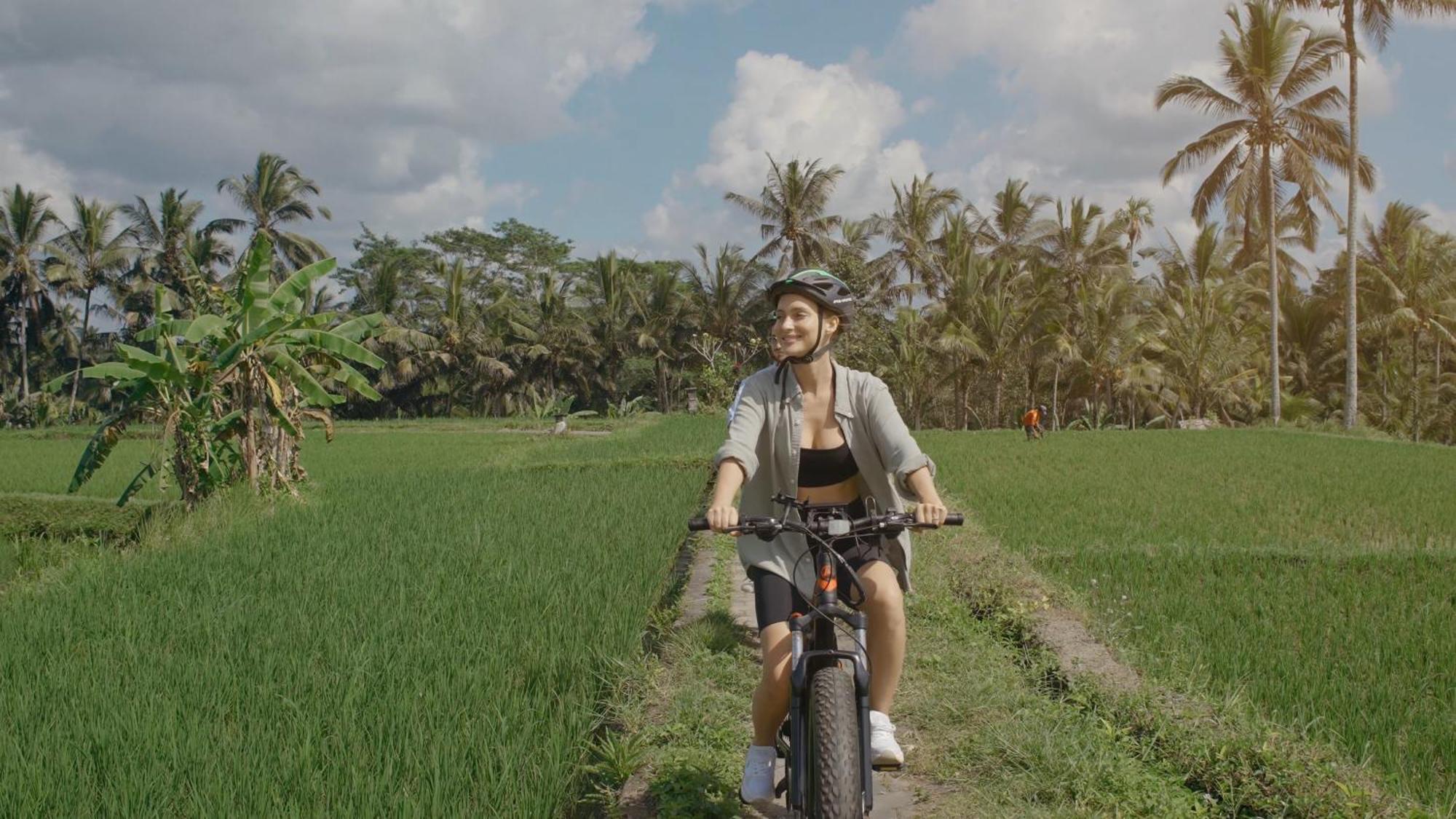 فندق Adiwana Suweta أوبود المظهر الخارجي الصورة A woman riding a QICYCLE Q33